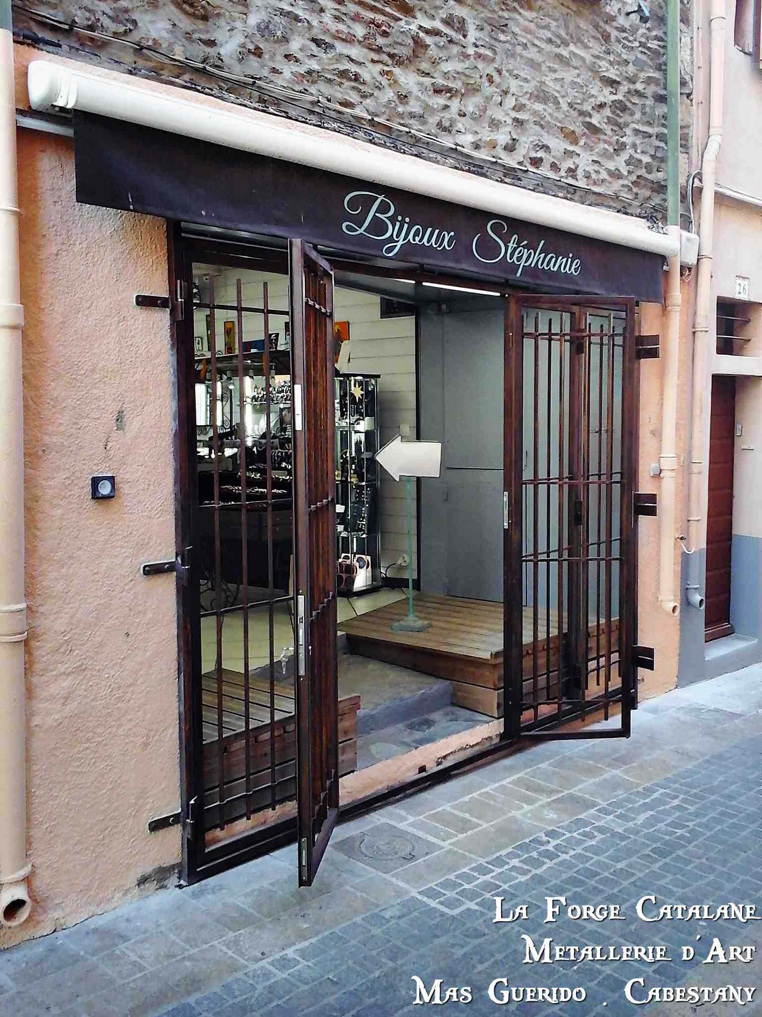 grille articulee 5 vantaux collioure trous renfle serrure 3 points forge catalane 3.jpg